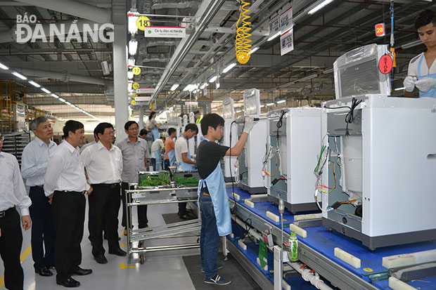 Lãnh đạo thành phố Đà Nẵng thăm Công ty TNHH LG Hải Phòng-Việt Nam (KCN Tràng Duệ), nơi đầu tư 1,5 tỷ USD để sản xuất thiết bị điện, điện tử. 			Ảnh: VIỆT DŨNG