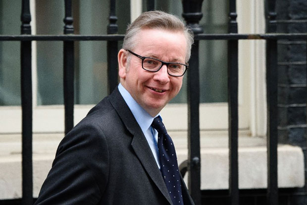 Bộ trưởng Tư pháp Michael Gove bất ngờ tuyên bố cạnh tranh chức thủ tướng để thay thế ông David Cameron.  				         Ảnh: AP