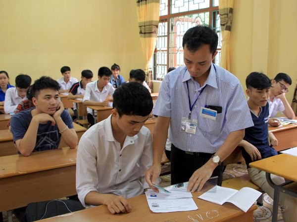 Thí sinh làm thủ tục dự thi tại điểm thi Đại học Nông lâm, Bắc Giang. (Ảnh: Đồng Thuý/TTXVN)