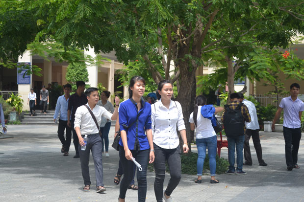 Các thí sinh dự thi môn Văn tại điểm Trường THPT Trần Phú