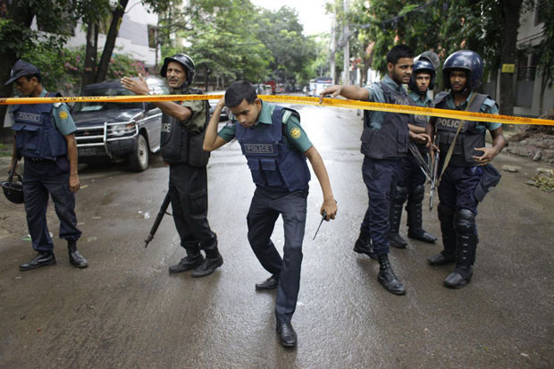 Lực lượng an ninh bảo vệ nghiêm ngặt khu vực ngoại giao ở trung tâm Bangladesh sau khi vụ tấn công xảy ra. Ảnh: AP