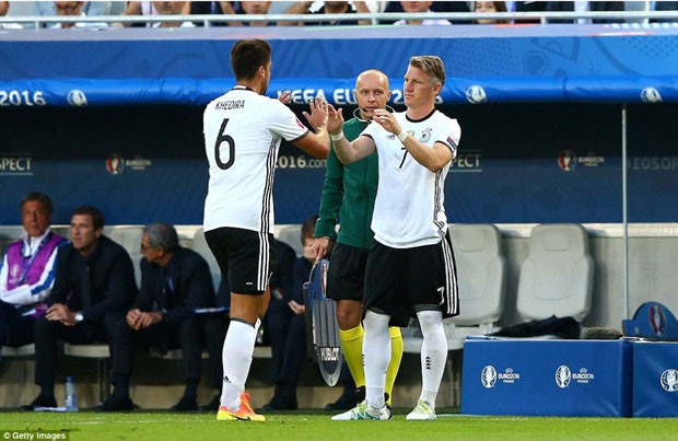 Bastian Schweinsteiger vào thay Khedira càng làm cho sơ đồ 3-5-2 trở nên “độc” hơn với người Ý.