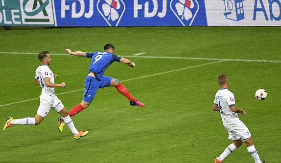 Hàng thủ Iceland để lỏng Giroud thoát xuống trong tình huống Pháp mở tỷ số.