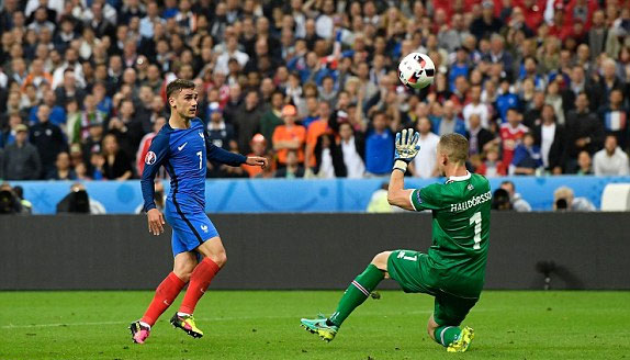 Griezmann tâng bóng nâng tỷ số lên 4-0 ở phút 45.