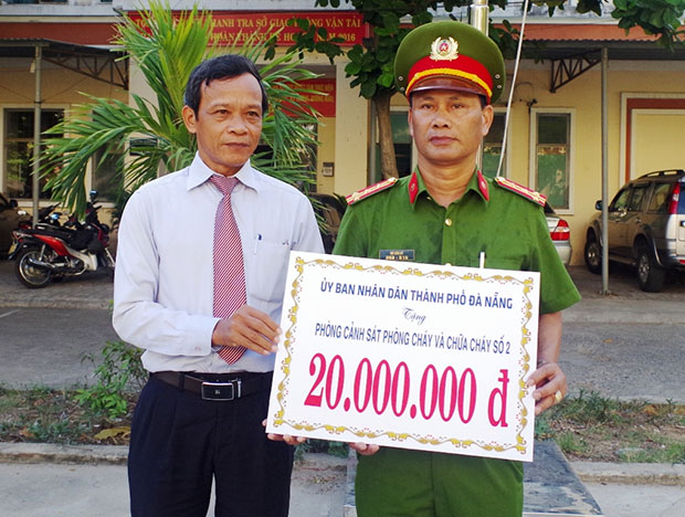 Thừa ủy quyền của UBND thành phố Đà Nẵng, ông Đặng Chí Thanh, Trưởng Ban thi đua khen thưởng thành phố trao thưởng 20 triệu đồng cho Phòng Cảnh sát PC&CC số 2.