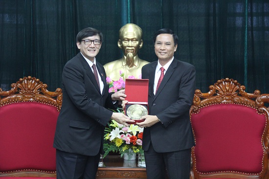 Ambassador Vongphakdi (left) and Vice Chairman Mien