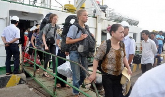 Foreign tourists arrive from Con Dao Island in Vung Tau in Ba Ria-Vung Tau Province, located in southern Vietnam, on June 21, 2015. Tuoi Tre