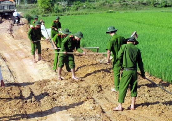 In response to the ‘Effective Publicity Activities’ campaign, police officers from Hoa Vang District build a road in a local rural area 