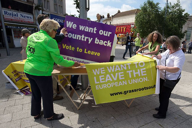 Nhiều chính khách và người dân Anh vẫn giữ quan điểm ủng hộ Brexit.        Ảnh: AFP