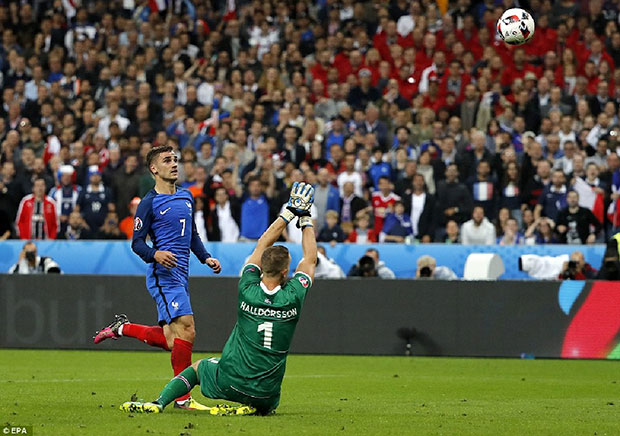 Antonie Griezmann bấm bóng ghi bàn thắng thứ 100 tại Euro 2016.