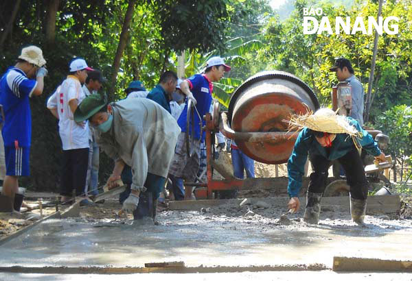 Thanh niên tình nguyện Quận đoàn Thanh Khê xây dựng đường giao thông nông thôn mới tại xã Hòa Phú, huyện Hòa Vang. Ảnh: HOÀNG HIỆP 