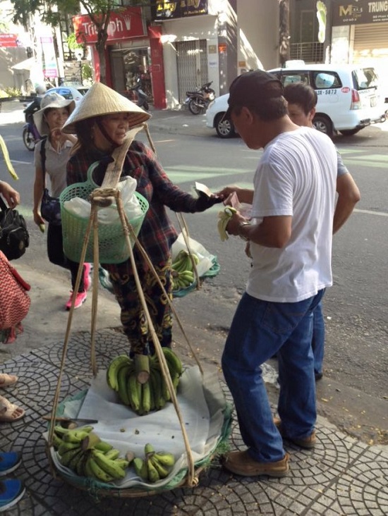 The Chinese tourists bothering the female vendor (Photo: Tuoitrenews)