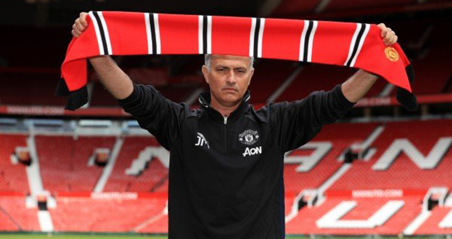 HLV Mourinho chụp ảnh trước cuộc họp báo đầu tiên tại M.U. Ảnh: Getty Images.