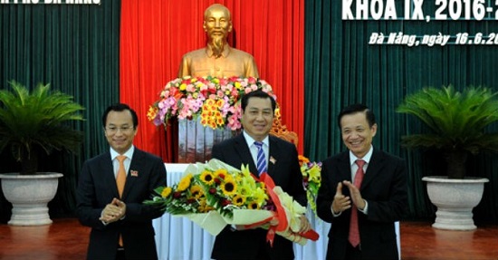 Re-elected municipal People’s Committee Chairman Huynh Duc Tho (centre)