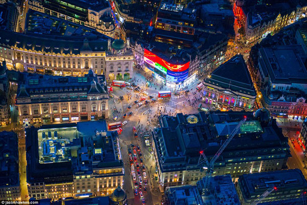 Giao lộ Piccadilly Circus ở trung tâm London rực rỡ trong đêm. Ảnh: Dailymail