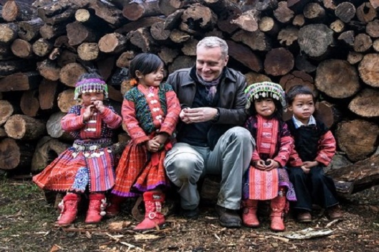 Little friends, a photo by Hoàng Ngọc Thạch, is on display at the exhibition Vietnam Today.