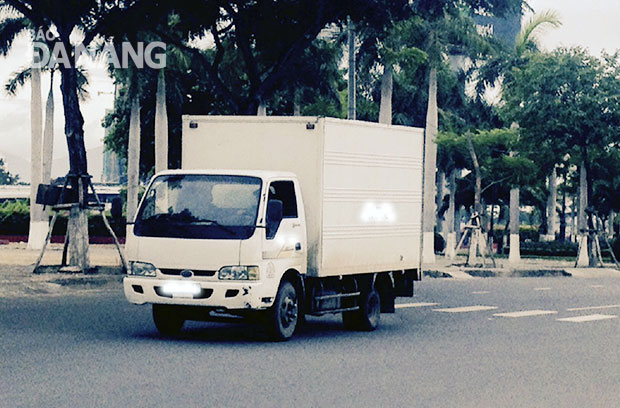 Nhiều xe tải có tải trọng trên 7 tấn vẫn chưa mang phù hiệu “xe tải” (ảnh chụp ngày 7-6 trên đường Trần Hưng Đạo, quận Sơn Trà).   		   Ảnh: THANH VÂN