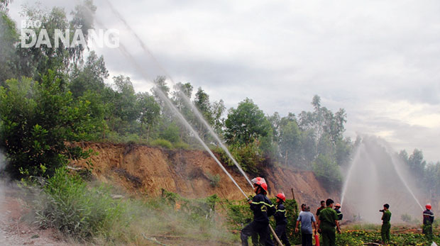 Các lực lượng tham gia diễn tập chữa cháy rừng. 	                			               Ảnh: YÊN GIANG