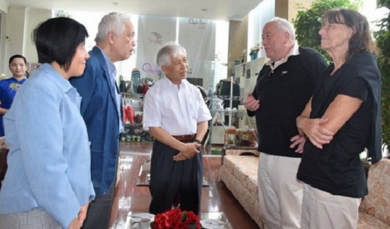 Professors Trinh Xuan Than (2nd L), Tran Thanh Van (C), and Kurt Wuthrich (2nd R) at the International Center of Interdisciplinary Science Education in Quy Nhon, Binh Dinh Province on July 7