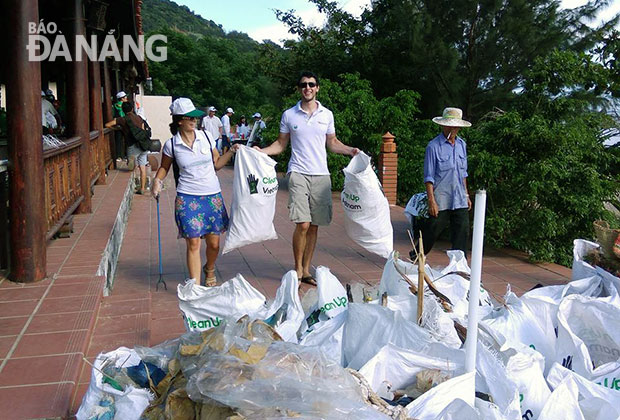 Trong khi một số khách Việt Nam thường “vô tư” xả rác tại điểm đến thì nhiều du khách quốc tế tham gia bảo vệ môi trường tại bán đảo Sơn Trà. Ảnh T.Y