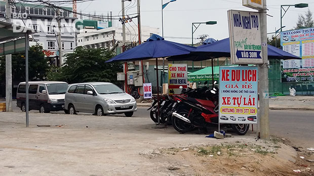 Dịch vụ cho thuê xe tự lái (cả ô-tô và mô-tô) nở rộ tại các tuyến đường du lịch ven biển Đà Nẵng.  Ảnh: T.T