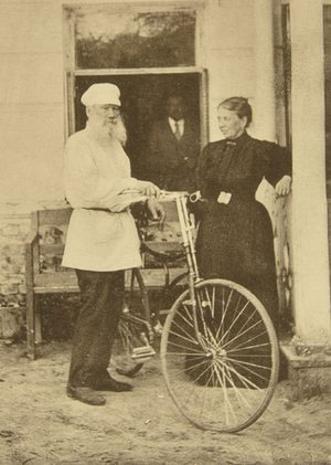 Nhà văn Leo Tolstoy với xe đạp Nga - Russia (1890).
