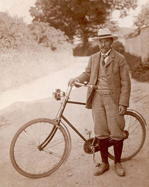 Thomas Hardy đầu những năm 1920 theo đuổi xe đạp “một cách gian khó”.