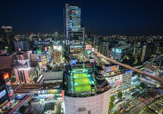 Mọi người chơi đá banh trên sân thượng của tòa nhà chọc trời và là trung tâm mua sắm Shibuya Hikarie ở thủ đô Tokyo (Nhật Bản).