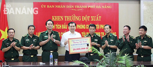 Chủ tịch UBND thành phố Huỳnh Đức Thơ trao thưởng cho Bộ đội Biên phòng Đà Nẵng. 