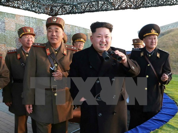 Nhà lãnh đạo Kim Jong-un (giữa) thị sát cuộc tập trận của quân đội Nhân dân Triều Tiên ở Bình Nhưỡng. (Nguồn: EPA/TTXVN)