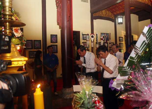 Đoàn đại biểu thành phố Đà Nẵng và tỉnh An Giang viếng hương danh thần Thoại Ngọc Hầu.