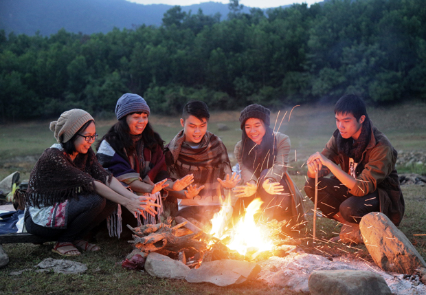 Ngồi quanh bếp lửa mới nhóm, ăn con cá, củ khoai thơm lựng hương đồng nội trong lòng hồ Hòa Trung. Ảnh: V.T.L