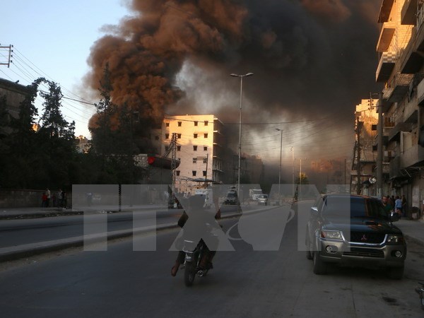 Khói bốc lên sau các cuộc giao tranh tại Aleppo ngày 9/7. (Nguồn: AFP/TTXVN)