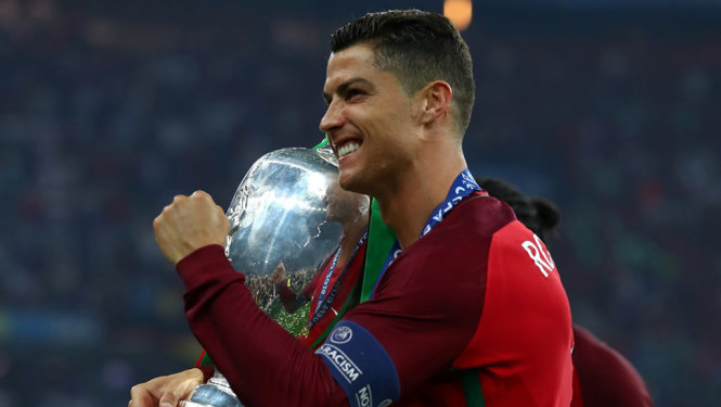 Ronaldo và cúp vô địch Euro 2016. Ảnh: Reuters