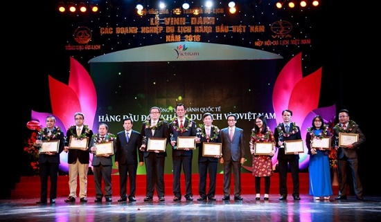 The top ten inbound service providers receive the 17th Vietnam Tourism Awards (Photo: baodulich.net.vn)