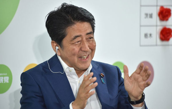 Thủ tướng Shinzo Abe tuyên bố chiến thắng trong cuộc bỏ phiếu bầu Thượng viện. Ảnh: AFP