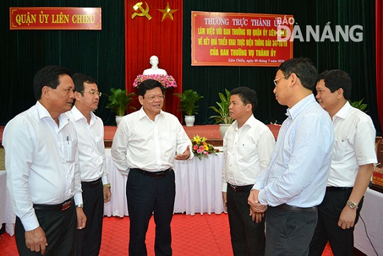 Deputy Secretary Tri (third left) speaking with Lien Chieu District leaders