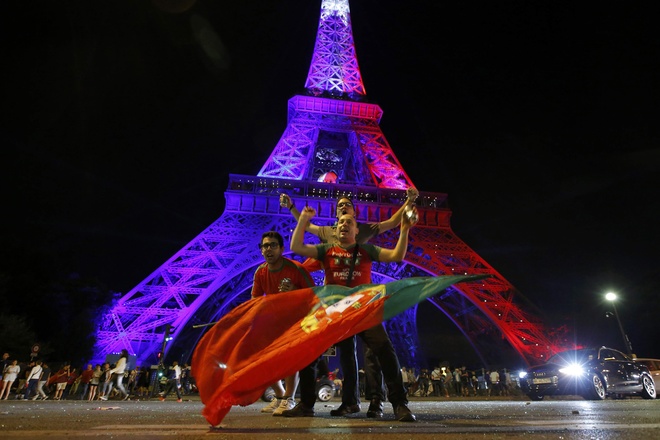 Họ ăn mừng dưới chân tháp Eiffel...