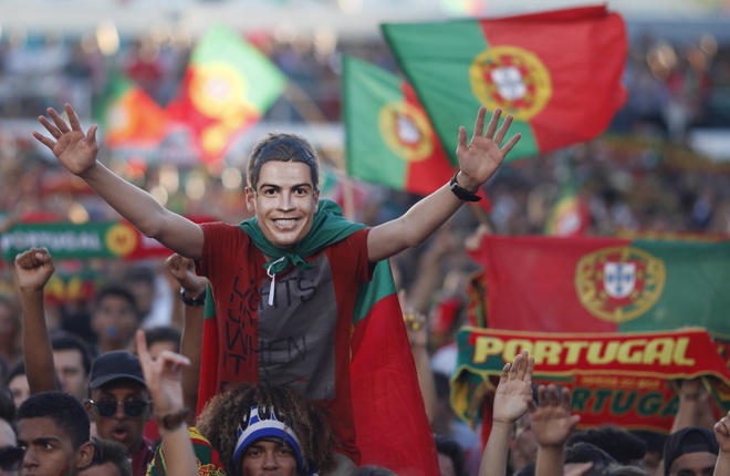 Một người đeo mặt nạ Ronaldo. Trận này tiền đạo đội trưởng của Bồ Đào Nha chấn thương và phải rời sân chỉ sau 24 phút. Trước đó, anh đã góp công sức không nhỏ giúp đội tuyển đi đến trận đấu cuối cùng với ba bàn và hai đường chuyền thành bàn.