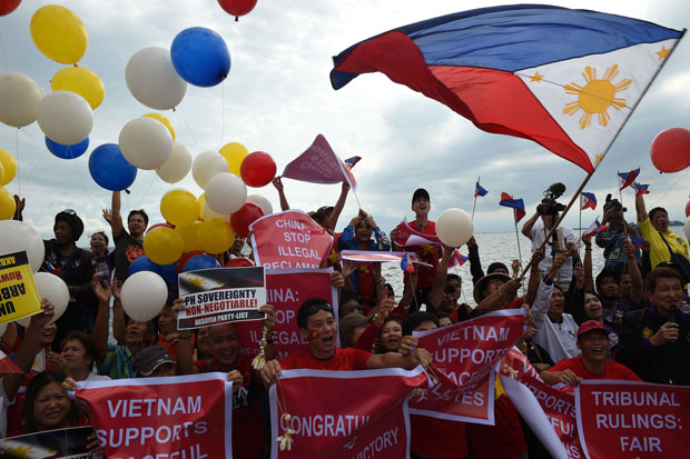 Các nhà hoạt động Philippines vui mừng trong cuộc tuần hành tại Manila ngày 12-7 sau phán quyết của Tòa trọng tài thường trực quốc tế.  		                      Ảnh: AFP/TTXVN