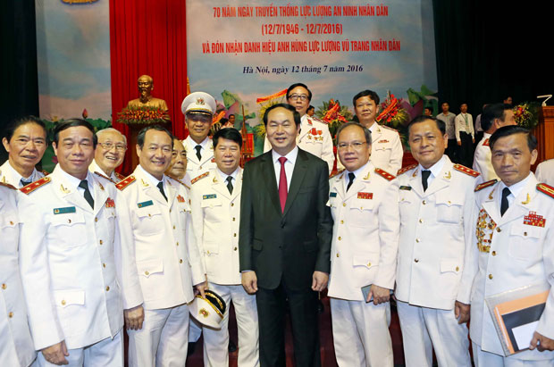 Chủ tịch nước Trần Đại Quang với các thế hệ cán bộ của lực lượng an ninh nhân dân. 					        Ảnh: TTXVN