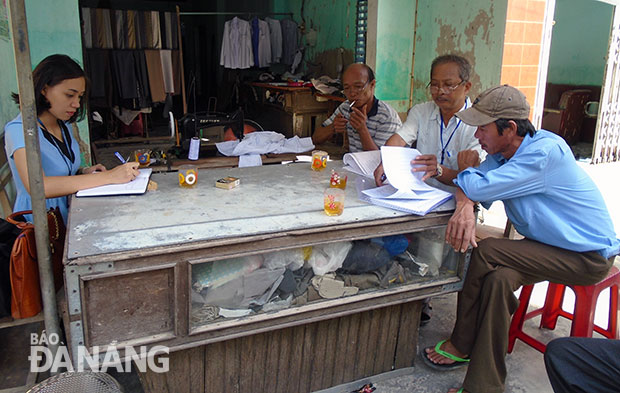 Tổ điều tra đang tiến hành điều tra một hộ ở xã Hòa Phong, huyện Hòa Vang.           Ảnh: NGUYỄN CẦU