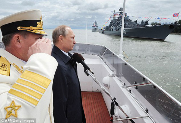 ổng thống Nga Vladimir Putin trong một lần thăm Hạm đội Baltic. Ảnh: Getty Images