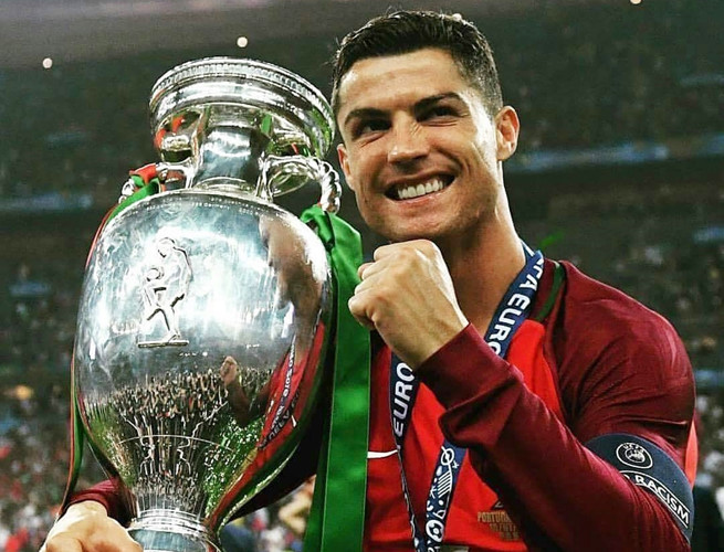 1. Cristiano Ronaldo (Bồ Đào Nha, Real): Với chức vô địch EURO và Champions League, Ronaldo coi như đã đặt 1 tay vào danh hiệu QBV 2016. 