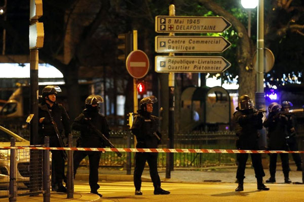 Cảnh sát tuần tra ở Saint-Denis, gần thủ đô Paris. Ảnh: AFP