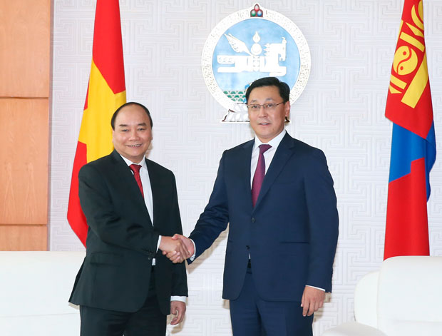 Thủ tướng Nguyễn Xuân Phúc và Thủ tướng Mông Cổ J. Erdenebat gặp gỡ sau lễ đón. 							                     Ảnh: TTXVN