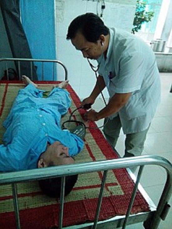 Thi Ly Binh, a resident of Lien Chieu District in the central city of Da Nang, checks his patient in this photo provided by the man.