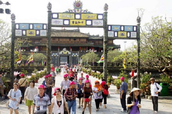 Tourists visit Hue citadel, which tops tourist destinations in Vietnam. (Source: VNA)