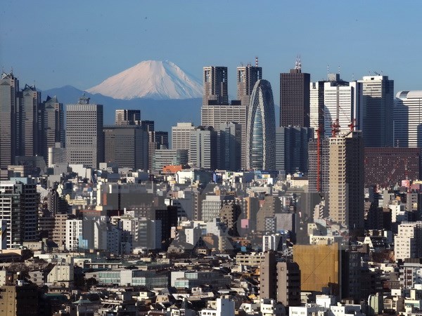 Những tòa nhà chọc trời ở khu Shinjuku, thủ đô Tokyo và ngọn núi Fuji, ngọn núi cao nhất Nhật Bản, ở phía xa, ngày 4/1/2011. (Nguồn: AFP/TTXVN)