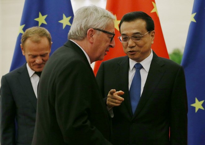 Thủ tướng Trung Quốc Lý Khắc Cường và Chủ tịch Ủy ban châu Âu Jean-Claude Juncker (giữa), Chủ tịch Hội đồng châu Âu Donald Tusk tại Hội nghị thượng đỉnh EU-Trung Quốc ở Bắc Kinh, ngày 12/7. (Nguồn: AFP)